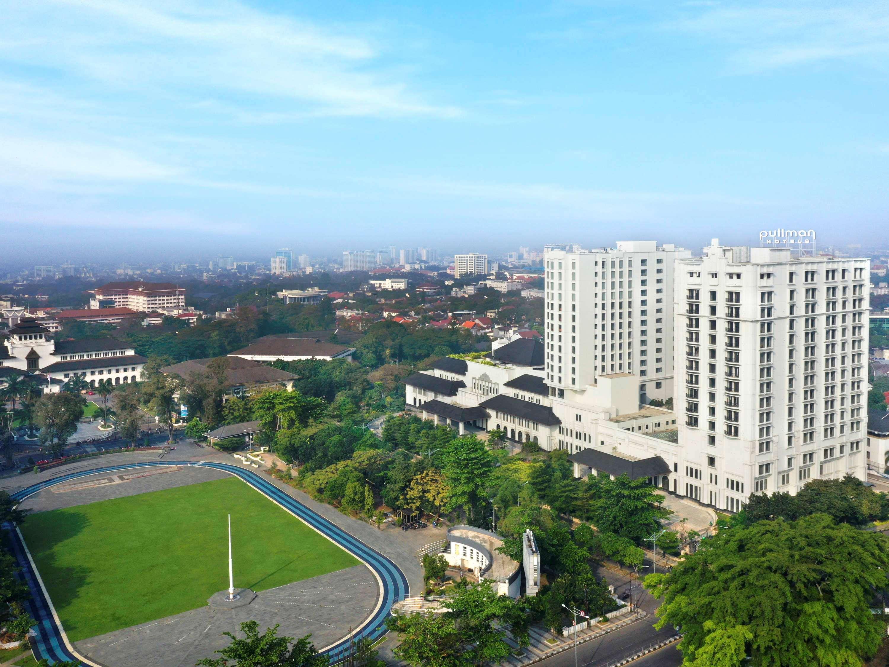 Pullman Bandung Grand Central Exterior foto