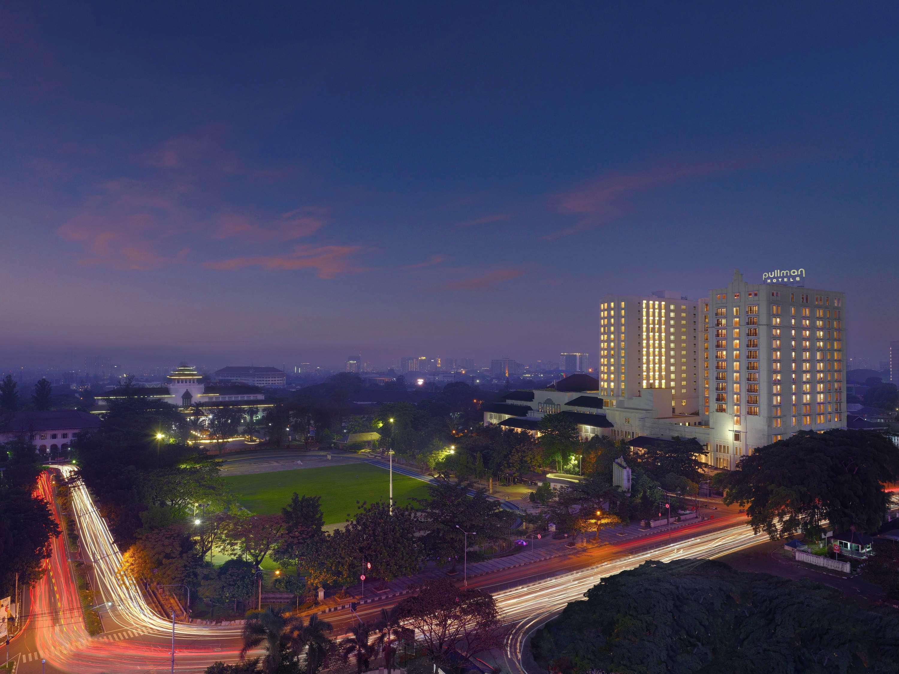 Pullman Bandung Grand Central Exterior foto